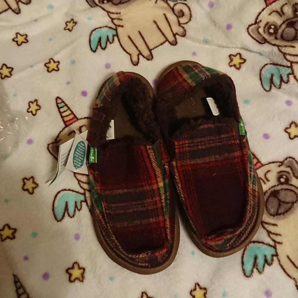 Brand new with tags boys size 2 Sanuks
